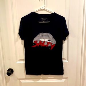 Guess rolled sleeve graphic tee